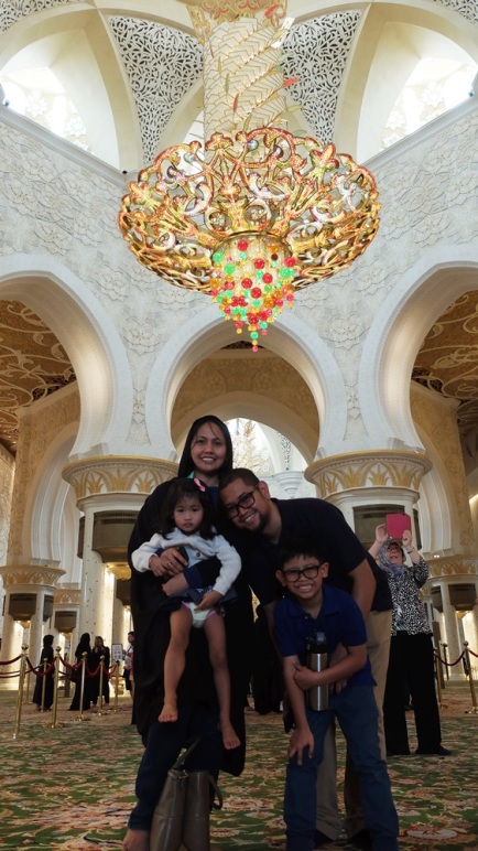 Abu Dhabi Grand Mosque c&c Family photo
